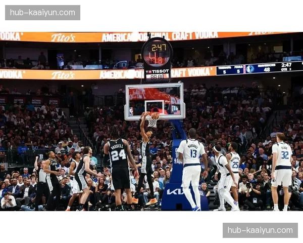 文班亚马封盖弗拉格后快攻暴扣：马刺第三节攻击波